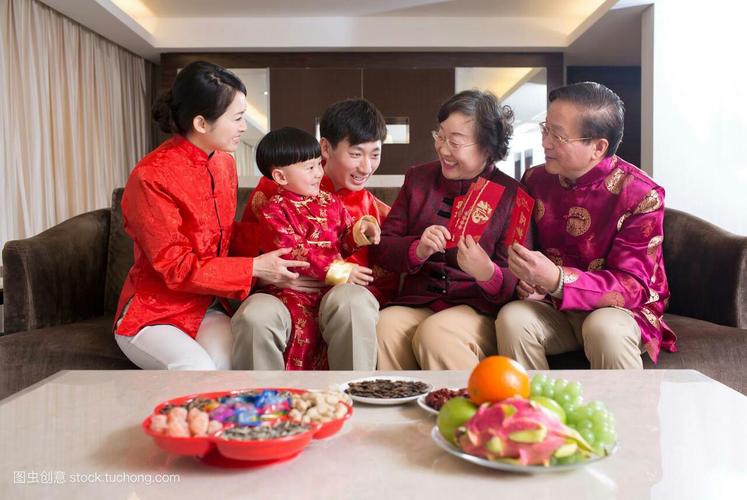 除夕晚辈们带着孩子给长辈拜年,长辈很开心,就给小孩发红包.