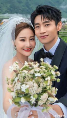 魏晨于玮婚礼请柬曝光,手绘婚纱照作封面很幸福