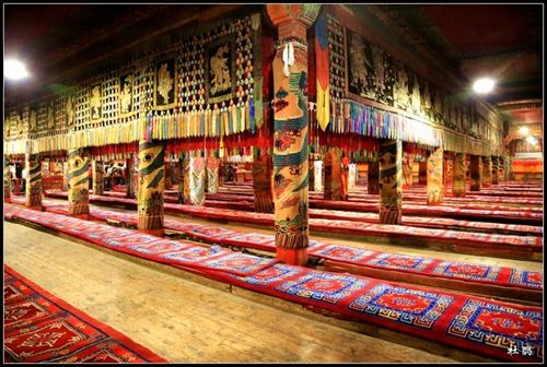 (塔尔寺是青海省佛学院的最高学府,大经堂内气势恢宏.)