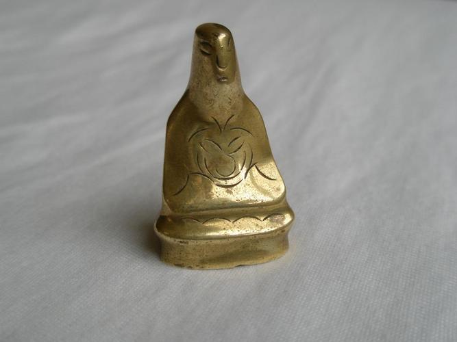 我有一个雕有简单佛像的东西,下面有四个字,好像是"唐朝金库",请专家