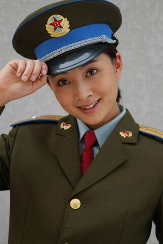 在《幸福像花儿一样》里,孙俪饰演的文艺兵形象杜鹃堪称经典,可