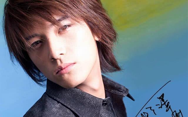 刚出道的邱泽被称为"小周渝民",俊朗的外貌,忧郁的眼神,优雅的气质