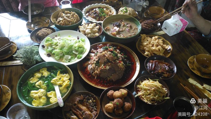 青木川的美食很多,最有名的就是辅堂宴,还有木桶鱼,早餐最好的是热