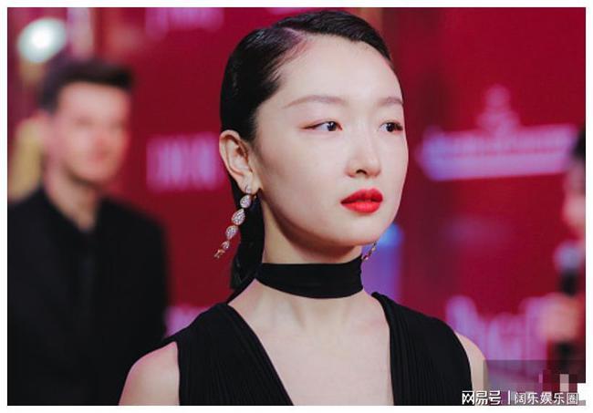 周冬雨穿深v长裙现身活动获得无数观众的喜爱