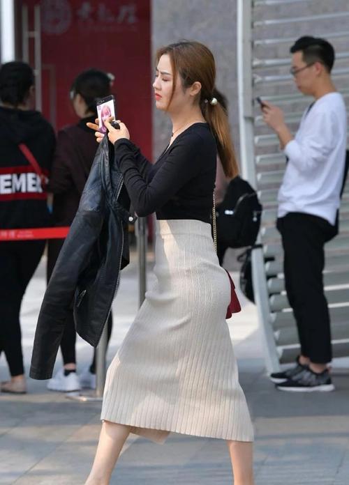 美女街拍:这种大码裙,没有150斤的实力估计穿不了吧