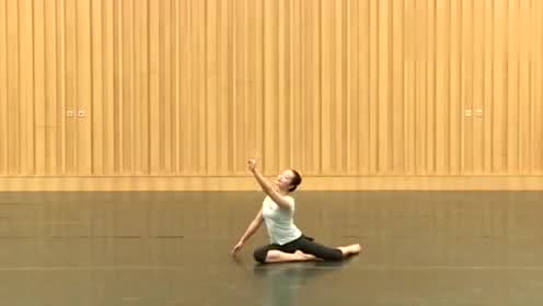 舞蹈《小池》水准怎么样?这对身体柔韧度要求很高,小姐姐超优雅