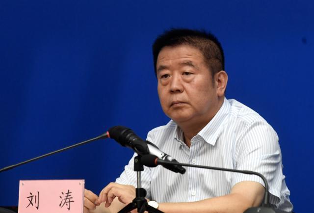 在新闻发布会上,市公安局副局长刘涛答记者问.