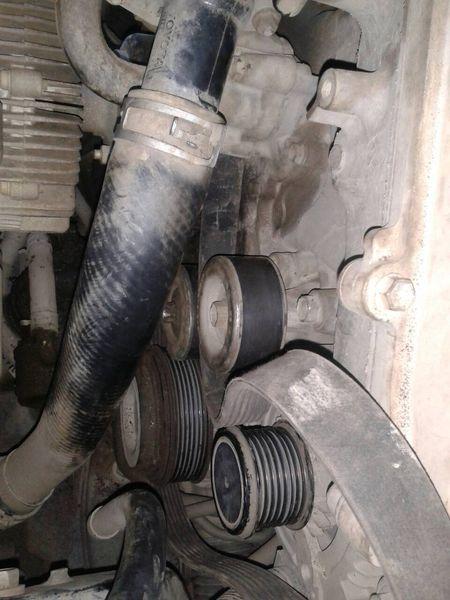 丰田霸道4000发电机皮带怎么挂?