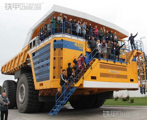 中国记者团参观世界最大卡车别拉斯75710