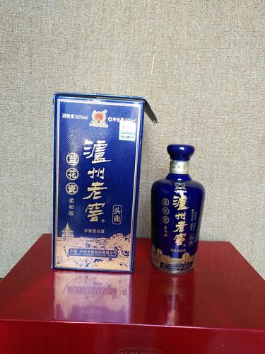 中:泸州老窖(红瓷头曲) 右:沪州老窖(头曲) 左:泸州老窖(精品头曲) 中