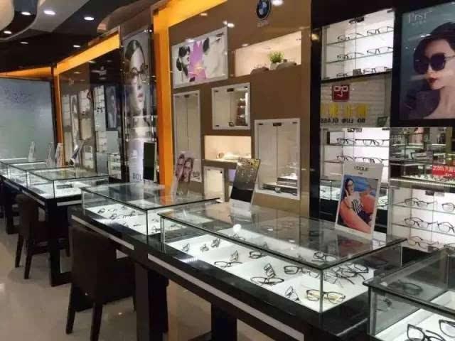 《博伦眼镜》镜框免费送!进店更有免费验光.清洗.维修等服务!