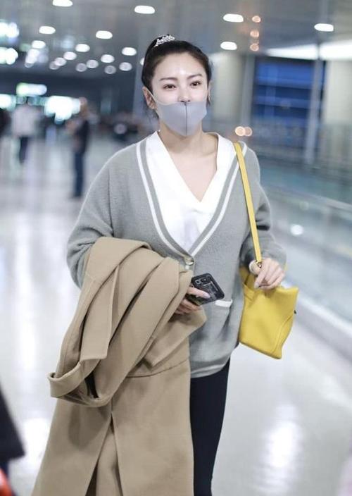张雨绮素颜现身机场,皮肤白到发光,手上不经意小动作透露涵养