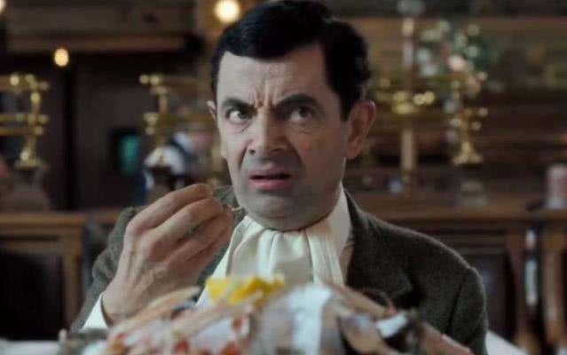 影片中,一位驾驶者黄色mini小车,表情和动作都充满滑稽性的憨豆先生是