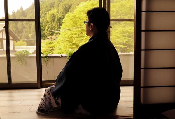 沈公子穿上和服便衣遥望远山,一派正人君子,天平男公正的一面从背影