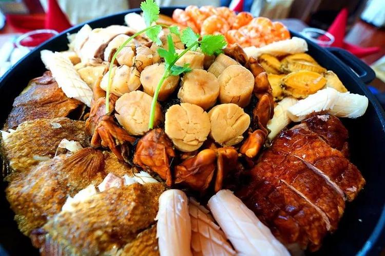 盆菜,这种源于元朗围村的传统菜式是广东深圳和香港新界的饮食习俗