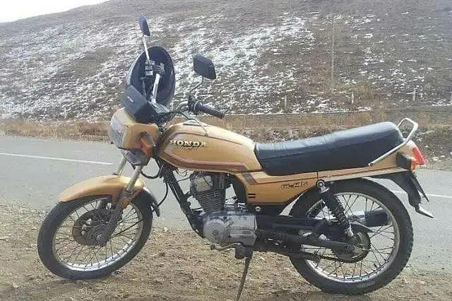 在80年代这台摩托算是代步摩托车中的陆巡它是本田gl145