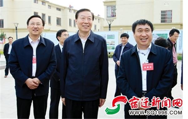 省委书记罗志军察看沭阳县北丁集乡周王集中居住区建设情况.