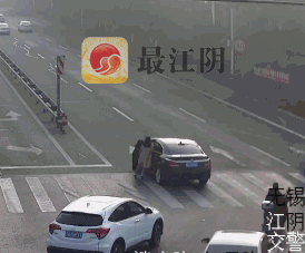 女子努力够了一把方向盘, 车子撞上了隔离护栏,不再往前滑行, ↑女子