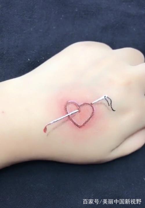 美女在手背上作画,画出一个被针插的伤口
