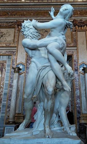 哈迪斯的两只脚显然不稳,刻耳柏洛斯的存在即是情节的合理,又是雕塑