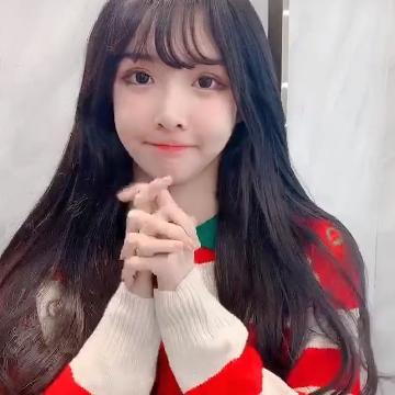 艾比穿肖战同款毛衣跳舞,当看到正面后,网友:网红与明星的差别