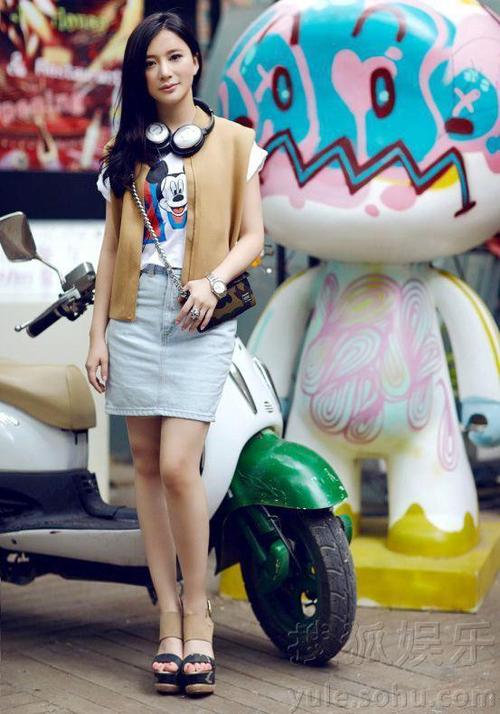 明星写真 华人明星写真  责编:尤俊乔                 熊乃瑾短裙