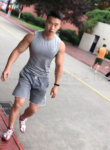 街拍摄影师走进了体校,发现男孩子们个个都是大胸翘臀