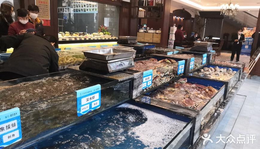 东海怡品海鲜餐厅开在湖滨商业街上,用餐免费停车