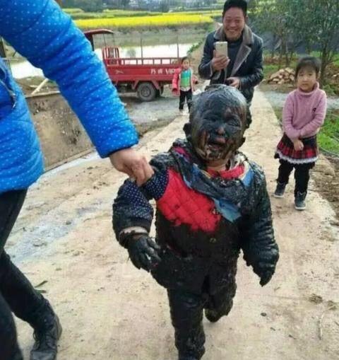 孩子身上脏兮兮的,身后的大叔还拿手机拍照