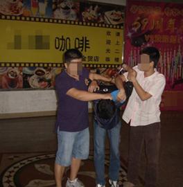 持刀敲诈按摩女私彩老板海口龙华警方捣毁一恶势力团伙本报讯 湖北籍