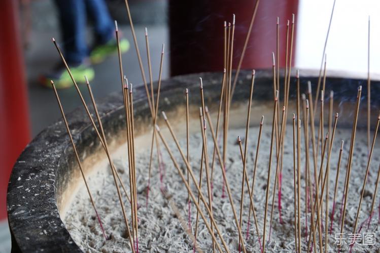 寺庙室外香炉点燃香和落香灰