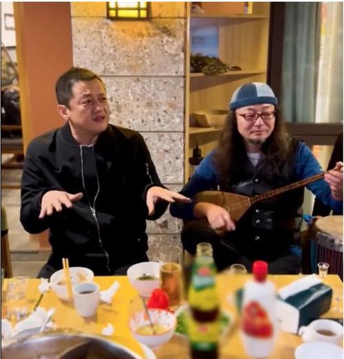 50岁李亚鹏近况曝光与友聚会喝酒到嗨即兴唱小曲手舞足蹈