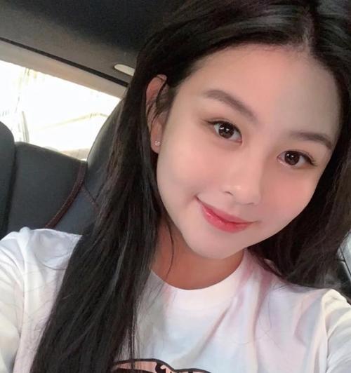 邱淑贞女儿沈月,扎双马尾嘟嘴卖萌,脸变圆润模样和妈妈不像了