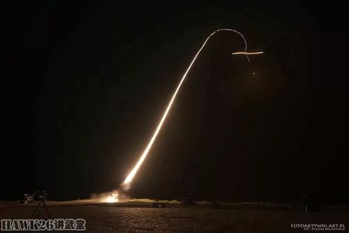 炮火连天:高射炮实弹射击 白天与夜晚强烈对比
