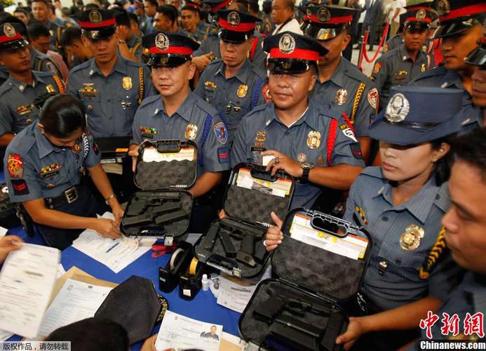 据当地媒体报道,仪式上共配发了22603支手枪,致力于实现菲律宾警察人