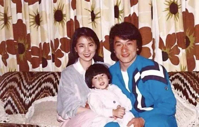 原创成龙退出妻子名下两家公司,被疑与林凤娇婚变!两人已一年未同框