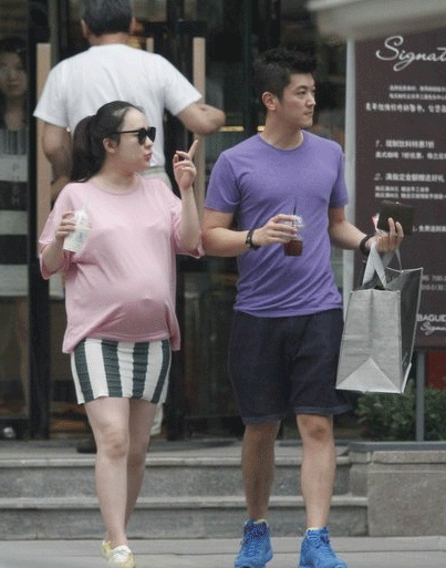 娱乐   日前,霍思燕与老公杜江逛街购物,挺着大肚子的她特别抢眼.