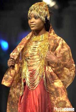 服饰 正文  2002年5月29日,塞内加尔时装设计师oumou dy在"非洲节日"