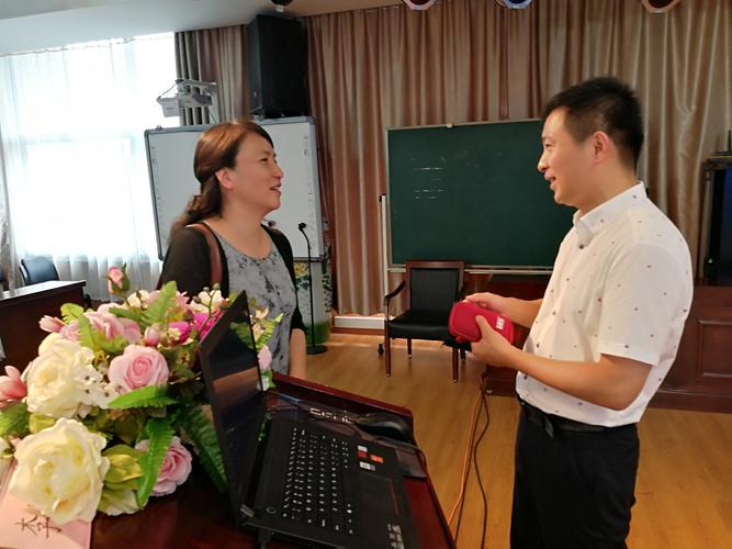 港闸区教师发展中心主任朱艳峰和李校长深入互动交流中.