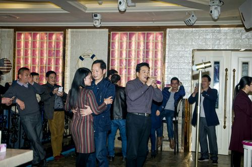 金童玉女在老师"爱你一万年"的歌声中情不自禁的翩翩起舞