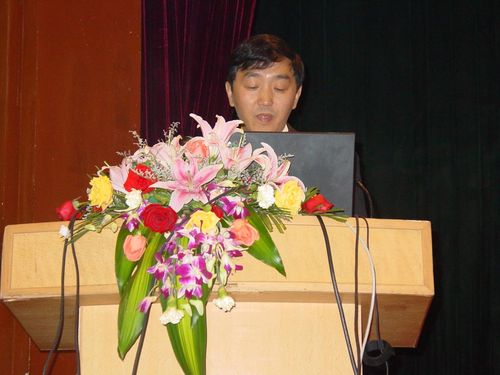 西部工程捐赠仪式上胡水代表赛尔网络公司发言