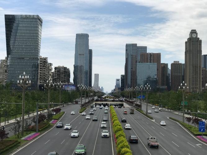 天府大道一瞥.
