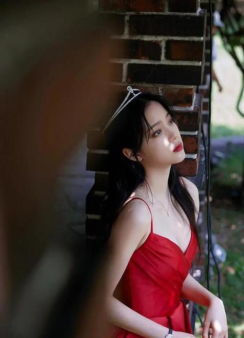 欧阳娜娜穿抹胸红裙拍写真美艳绝伦雪肤娇嫩性感迷人