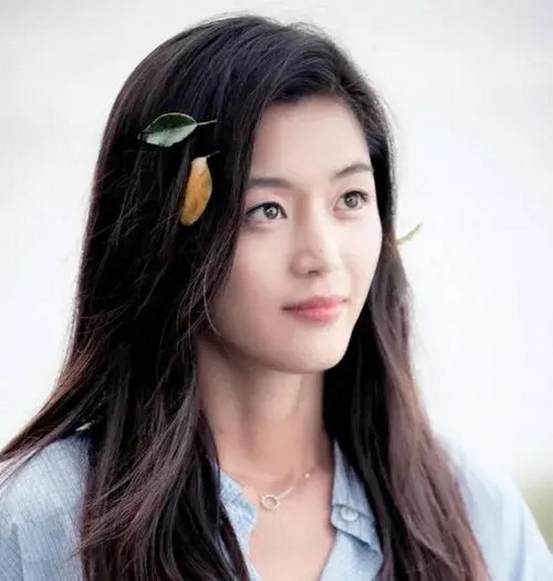 在嫁给现在的老公前,全智贤被传跟她公司的郑社长有10年的感情,似乎全