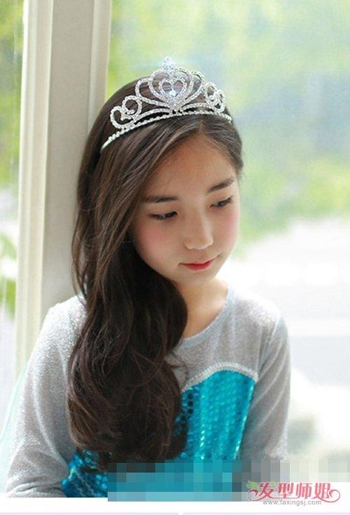 流行发型 公主头 >> 儿童公主头戴皇冠的梳扎发图片 正当流行小女孩