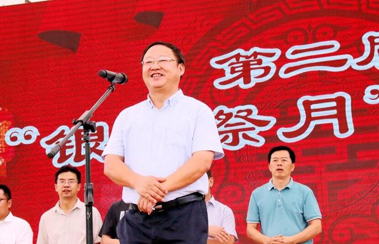 最后由金华市政协副主席邱建中隆重地宣布:"第二届寺平古村"银娘祭月"