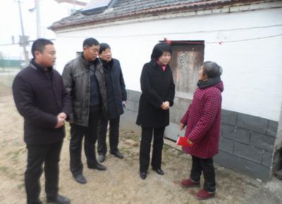 利辛县县委副书记,县长到阚疃镇慰问贫困户和敬老院