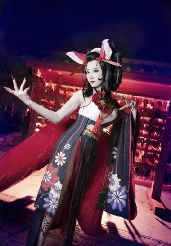 《阴阳师》手游美艳三尾狐cos:是您召唤的我吗?