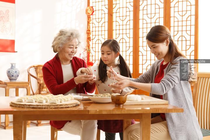 图片标题:     幸福家庭过年包饺子 图片编号:     cpmh-98743q10z