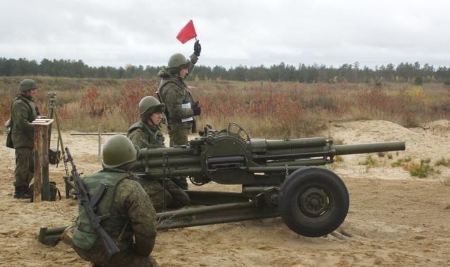 苏联人对火力的执念采用弹匣供弹的矢车菊82毫米迫击炮